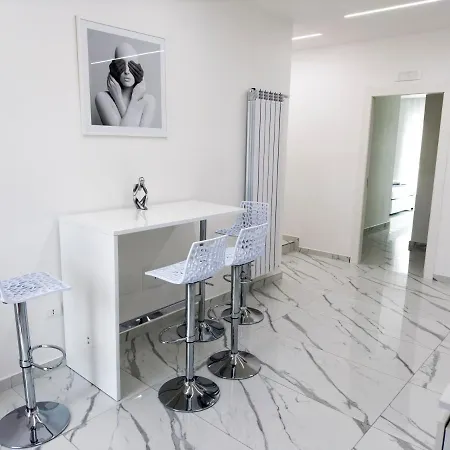 White Elegance Luxury Couette-café 4*