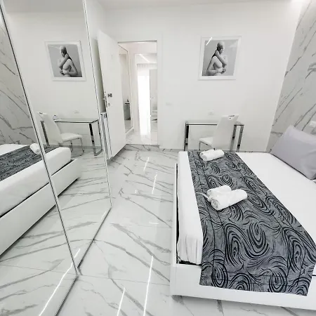 White Elegance Luxury Couette-café 4*